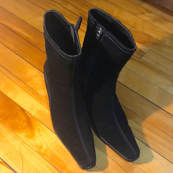 Valdini Suede Ankle Boots, Size 7. - Picture 3 of 9